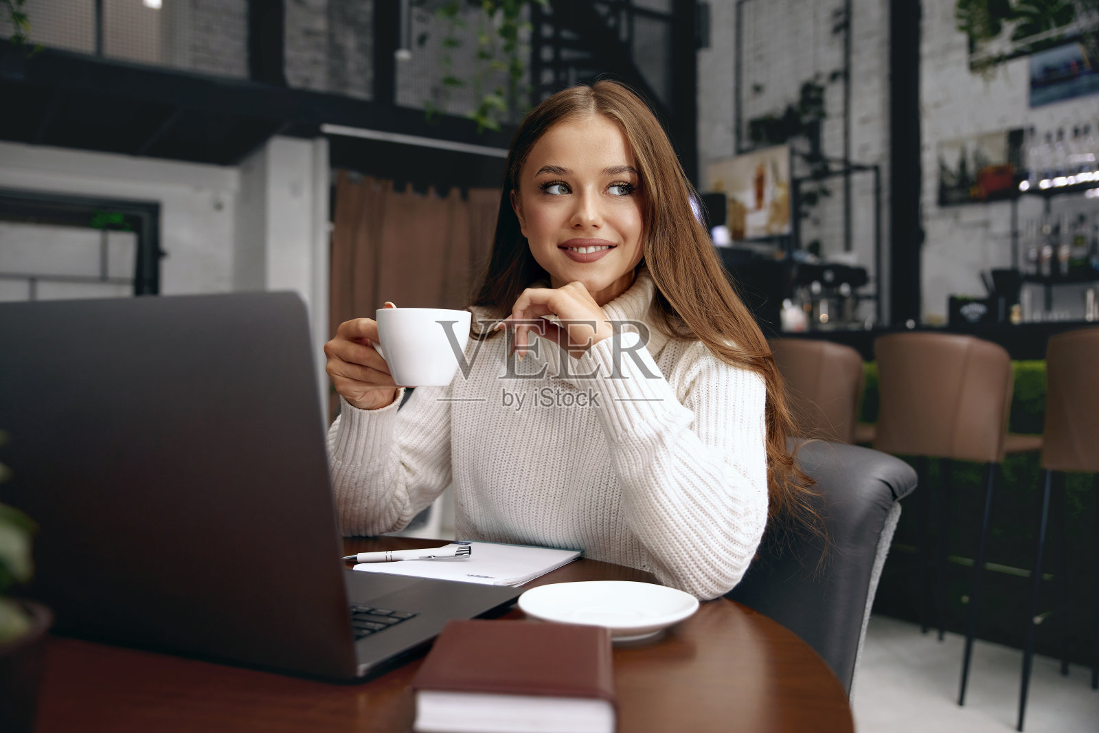 在咖啡馆里喝咖啡微笑的女人照片摄影图片