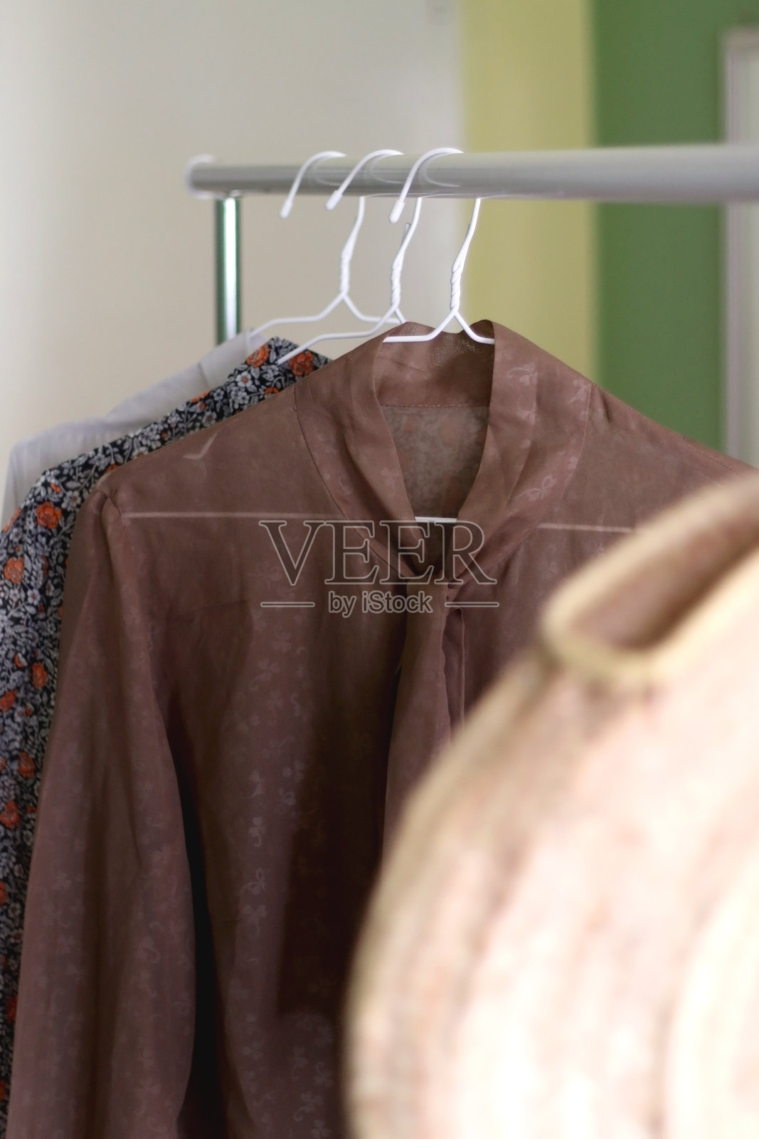 草袋和中性衣服照片摄影图片