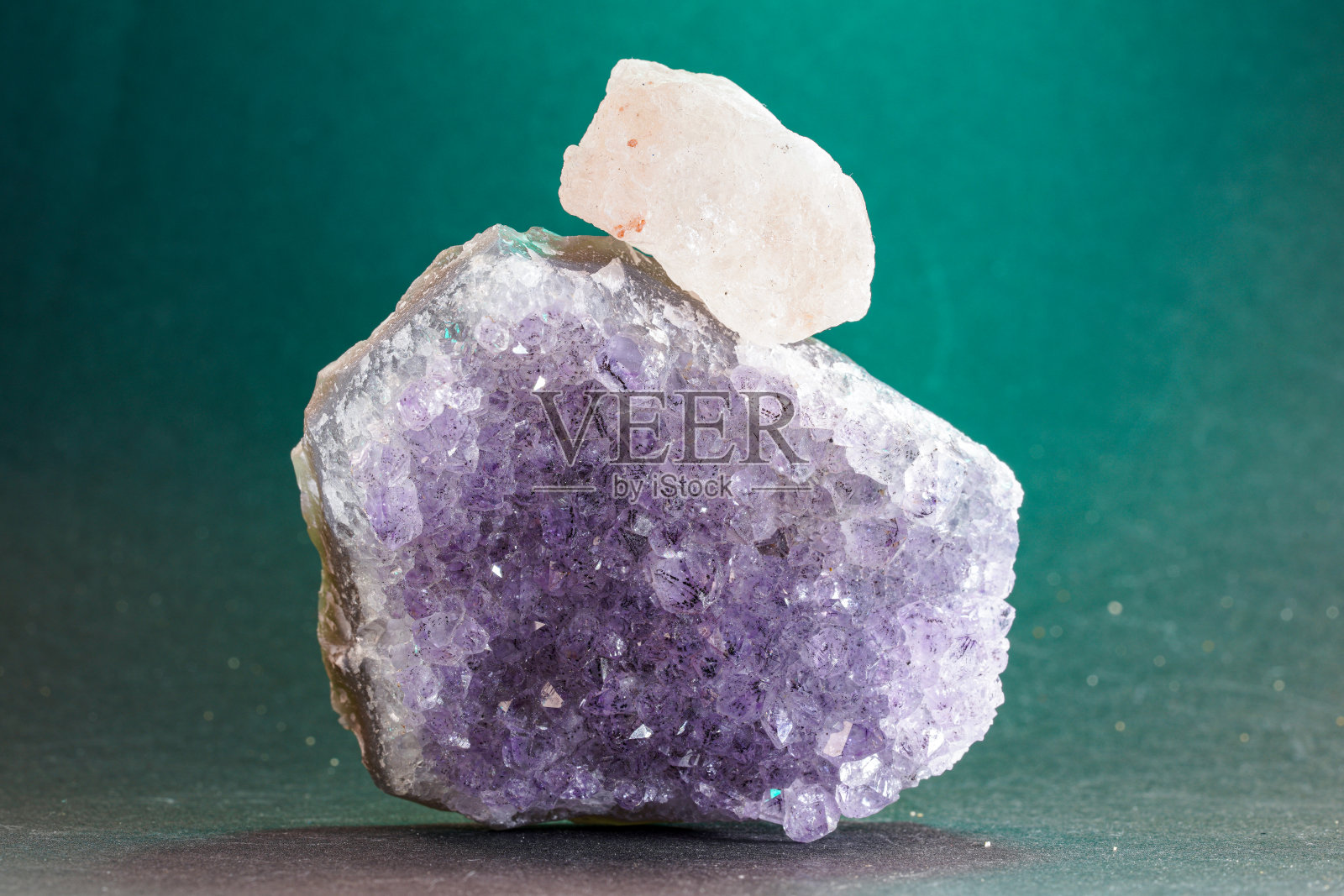 像金字塔或塔一样堆叠的石头也被称为在工作室拍摄的禅意石。照片摄影图片