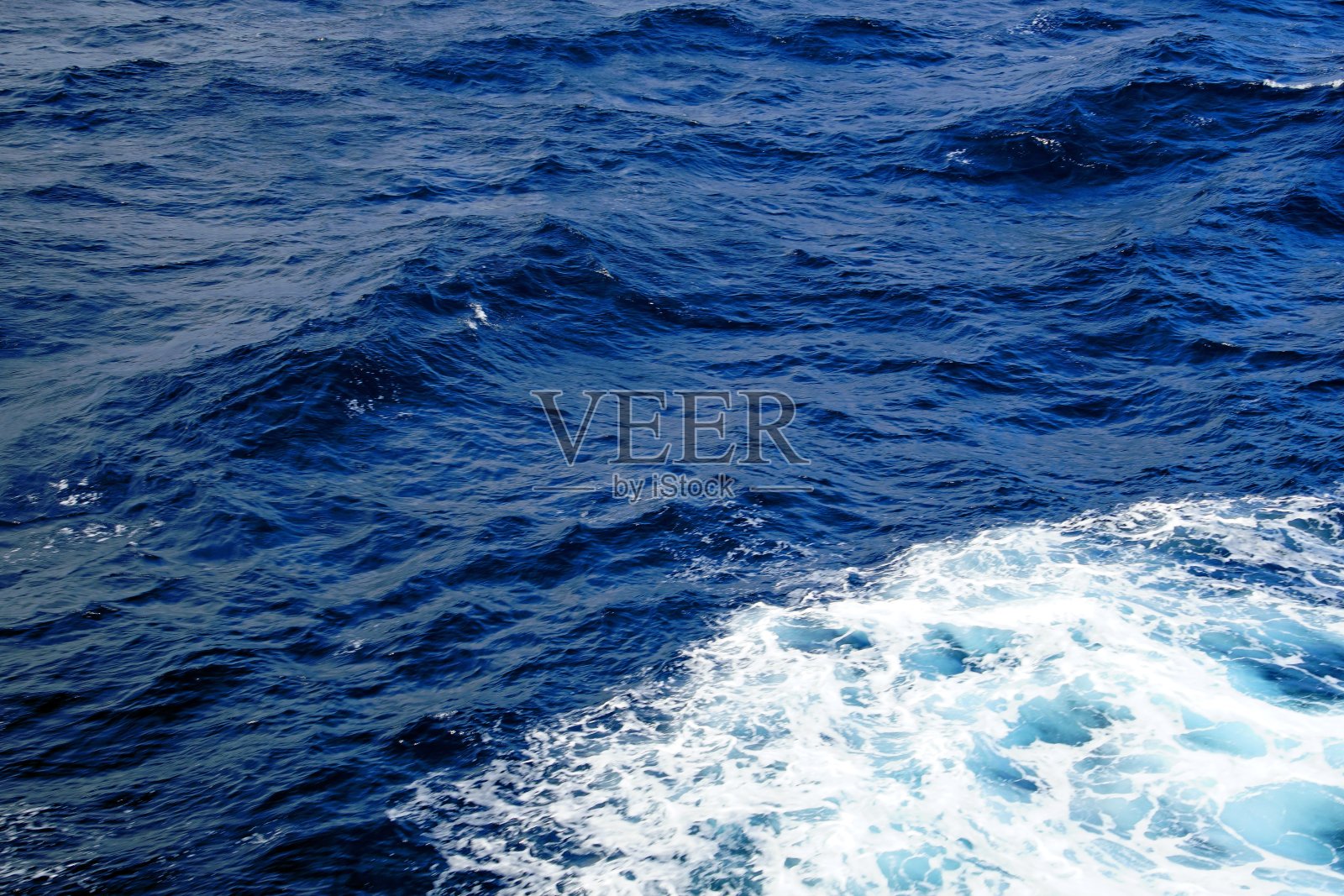 泡沫涌上了船照片摄影图片