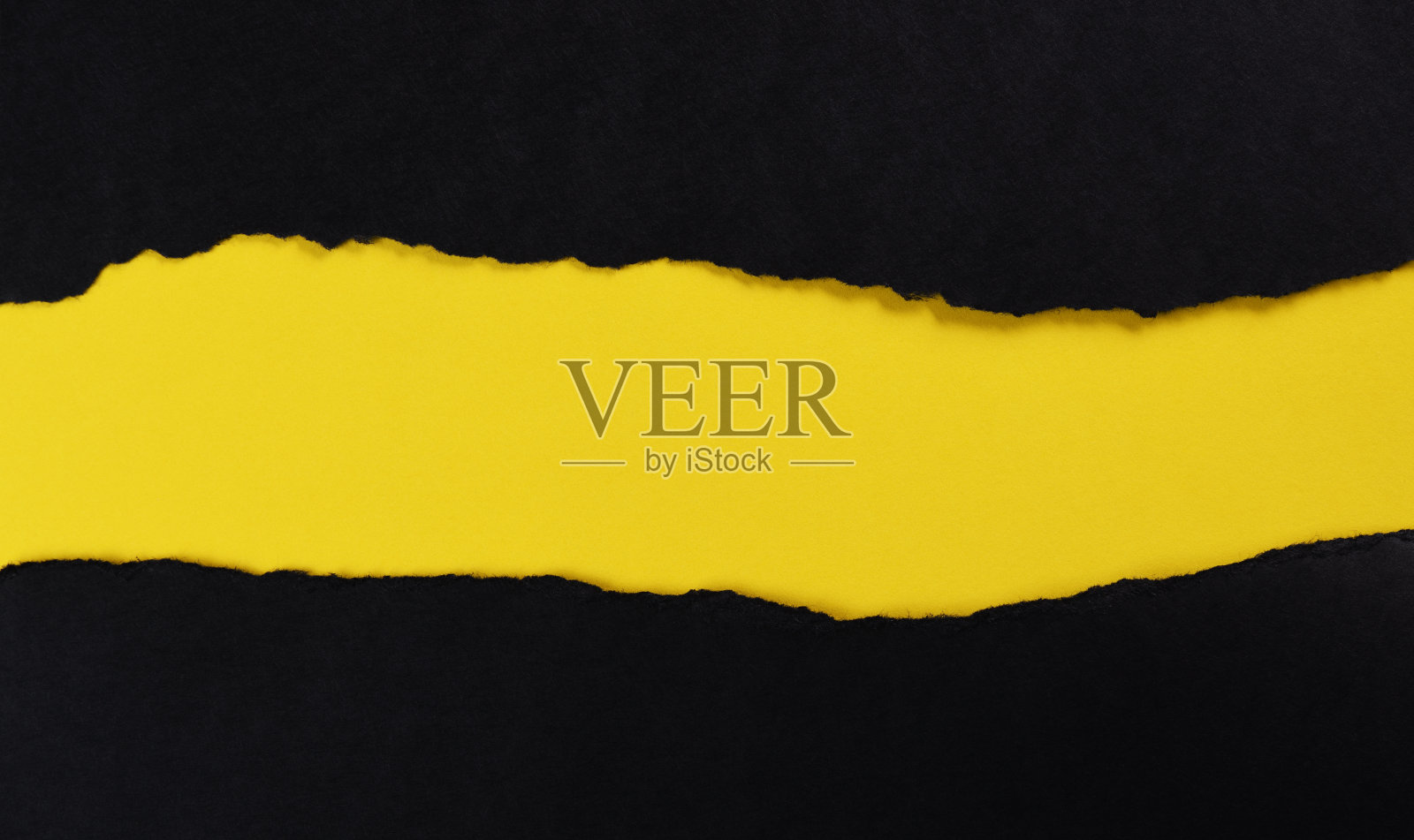 黑色的纸与撕裂的边缘孤立与黄色的纸背景里面。好的纸纹理照片摄影图片