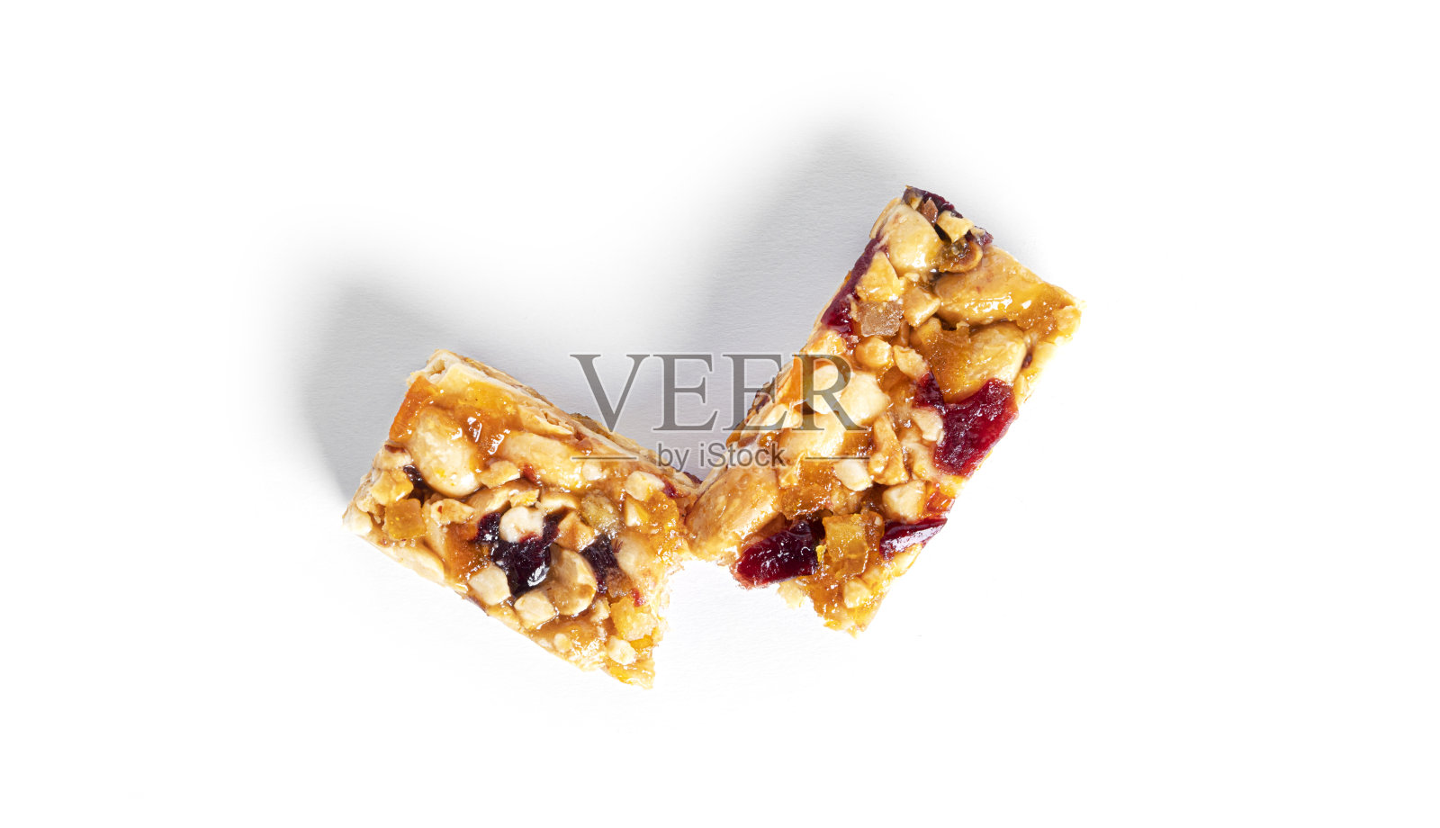 格兰诺拉燕麦棒与坚果和干果隔离在白色的背景上照片摄影图片