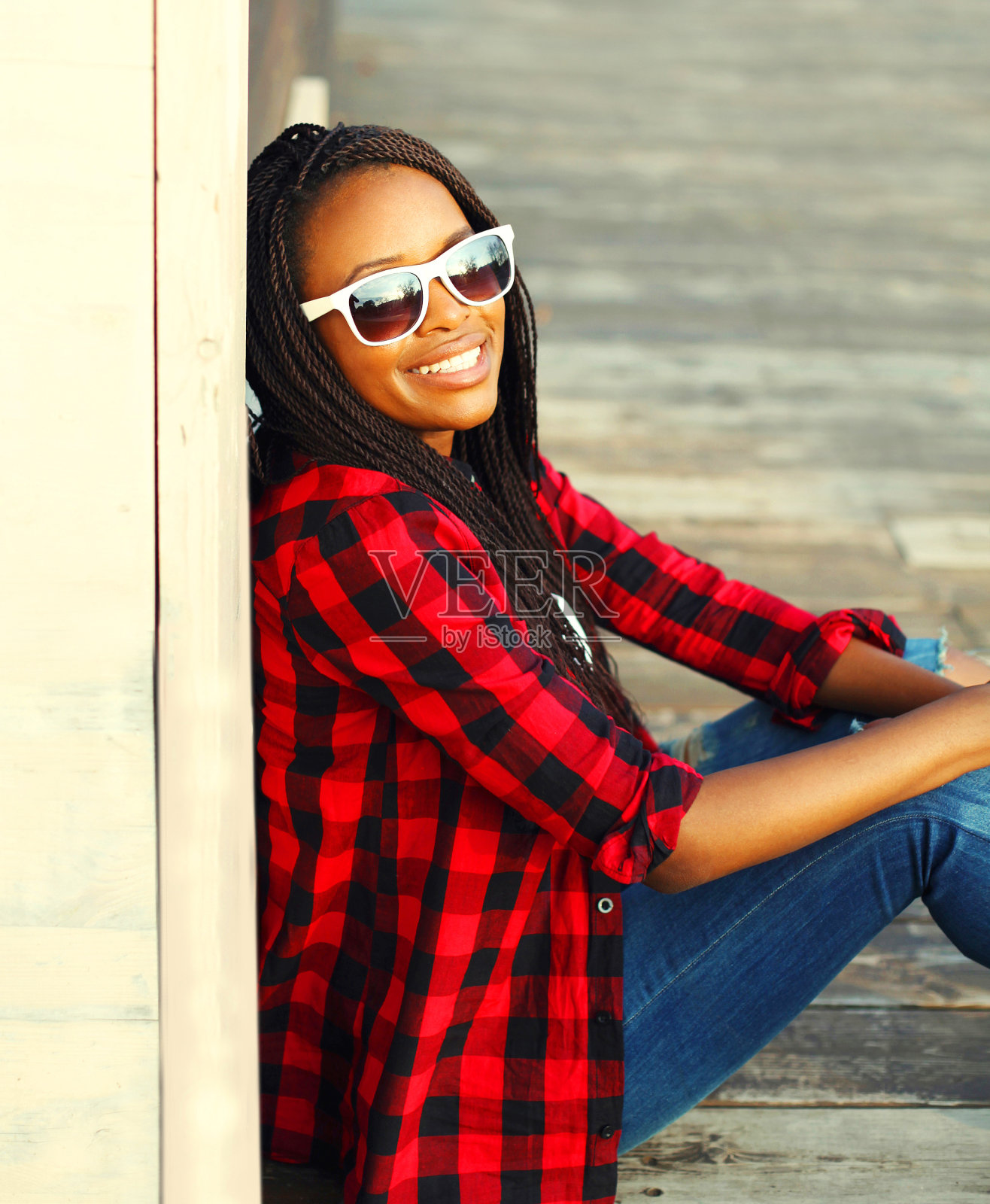 快乐微笑的年轻非洲妇女在城市随意的肖像照片摄影图片