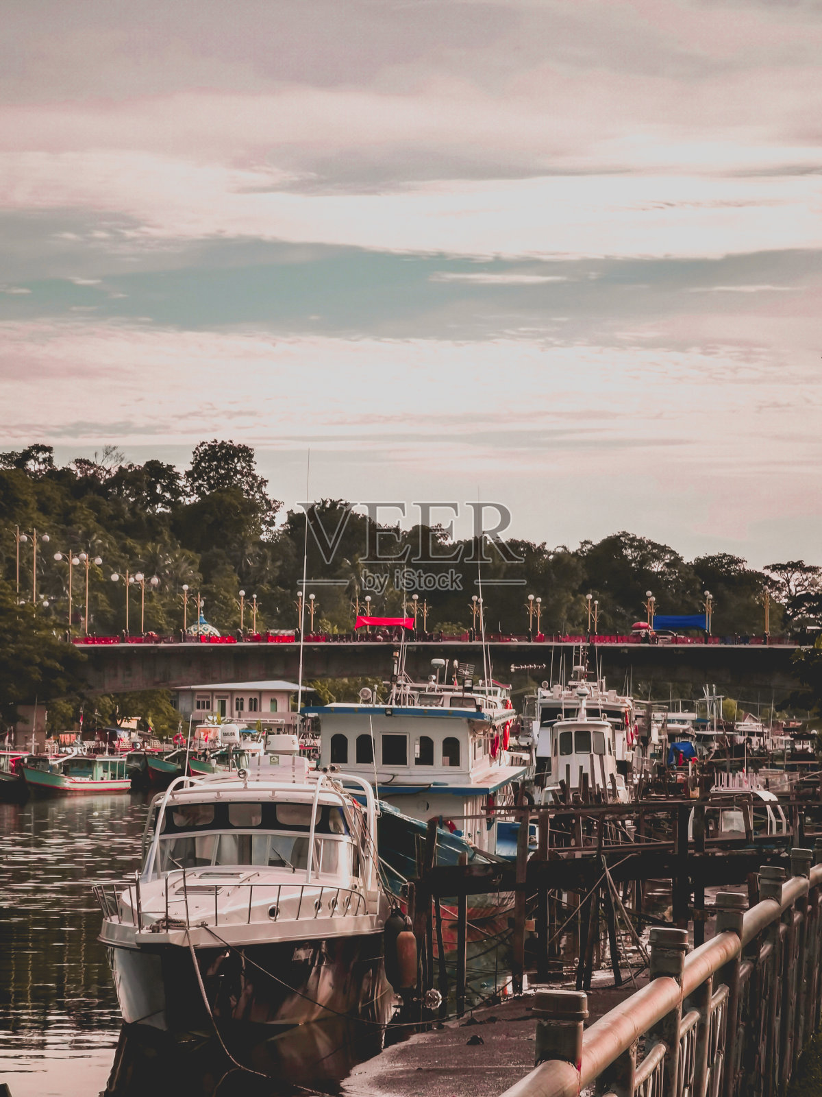 老城区的一群古董船照片摄影图片
