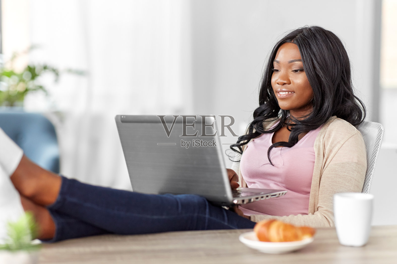 带着笔记本电脑在家办公的快乐女人照片摄影图片