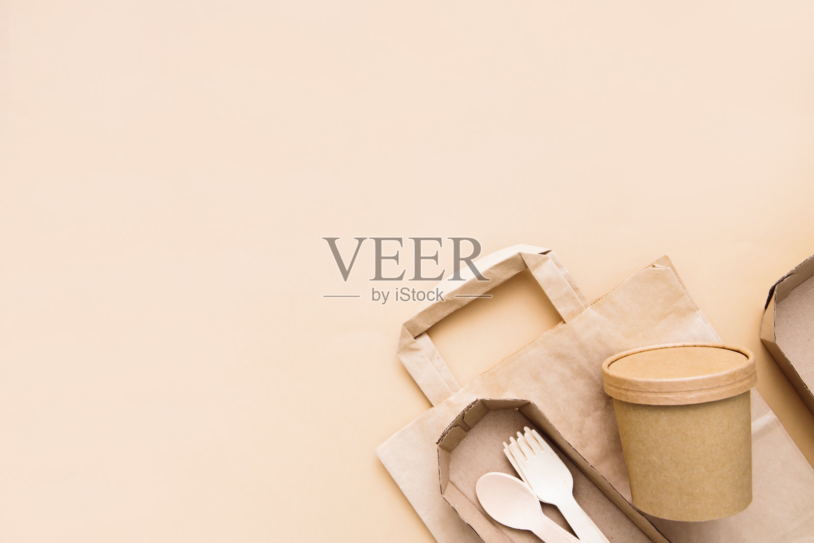 环保，一次性，纸板，纸制餐具在米色背景。从顶部看。生态工艺纸餐具。生产一次性餐具。照片摄影图片