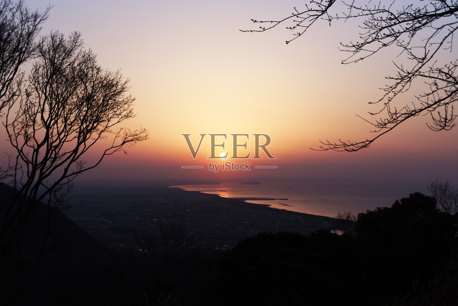 日出和朝霞的瞬间。照片摄影图片