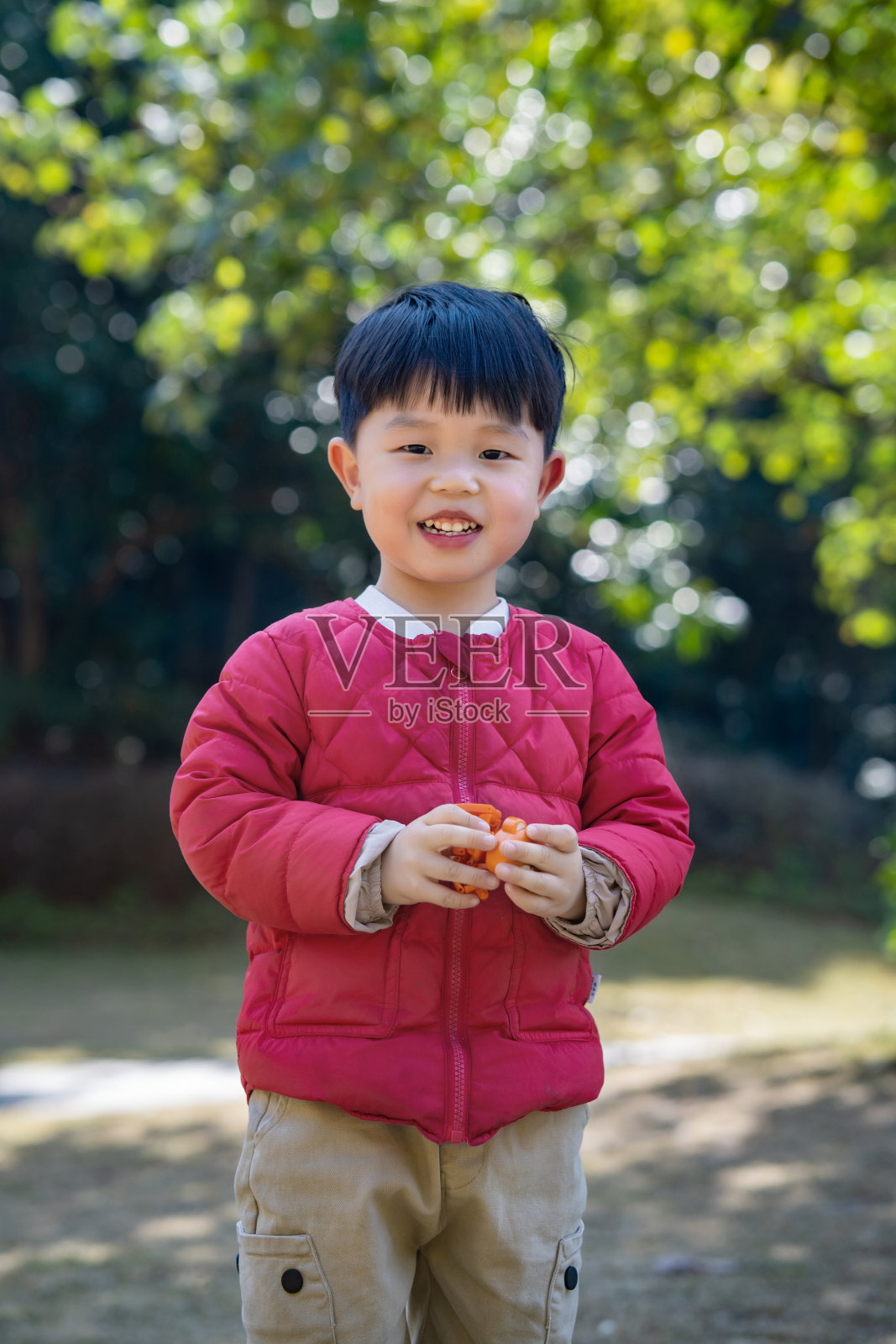 阳光公园里的中国孩子照片摄影图片