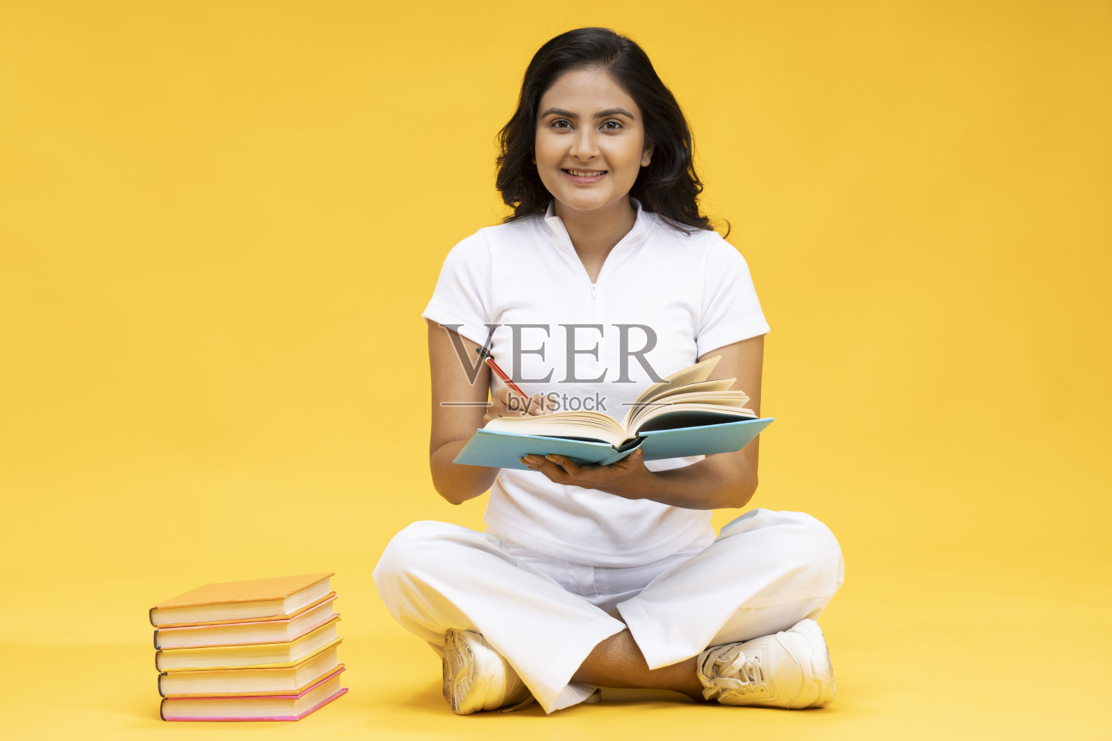 一个年轻女孩的肖像持有书库存照片照片摄影图片