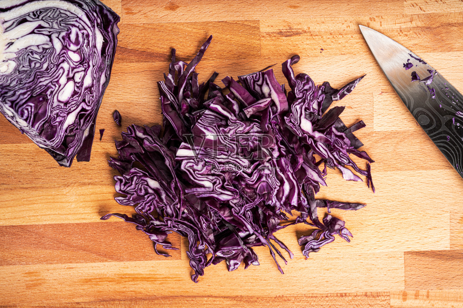 切菜板上的红卷心菜孤立在白色的背景上。大头菜红卷心菜沙拉照片摄影图片