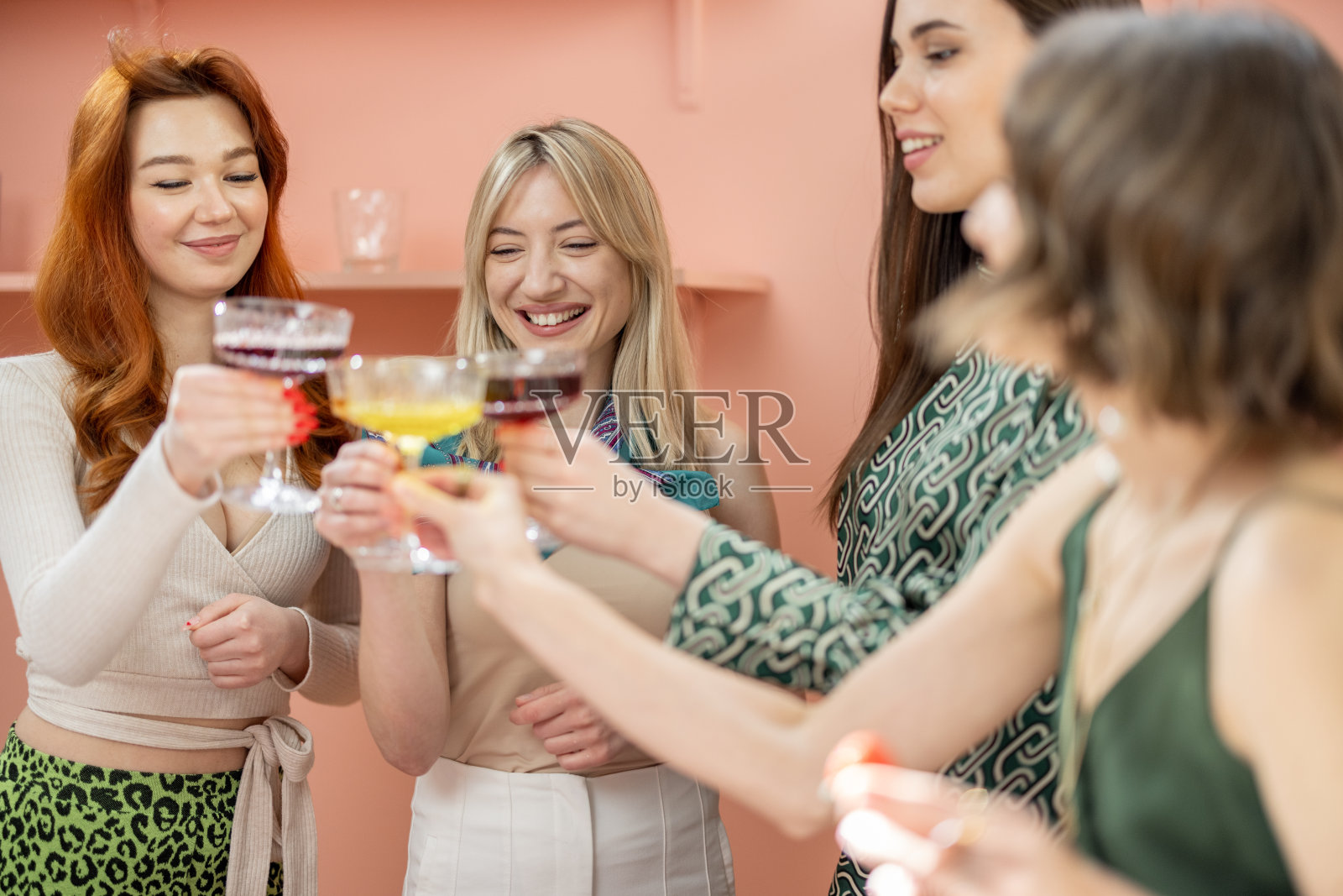 快乐的白人妇女在室内庆祝照片摄影图片