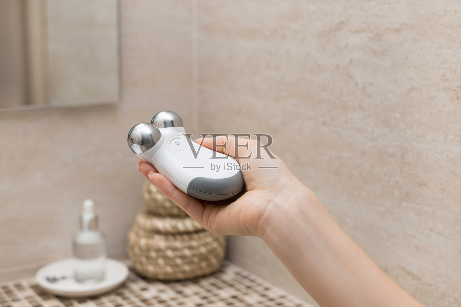 家用女性手持微电流面部设备照片摄影图片