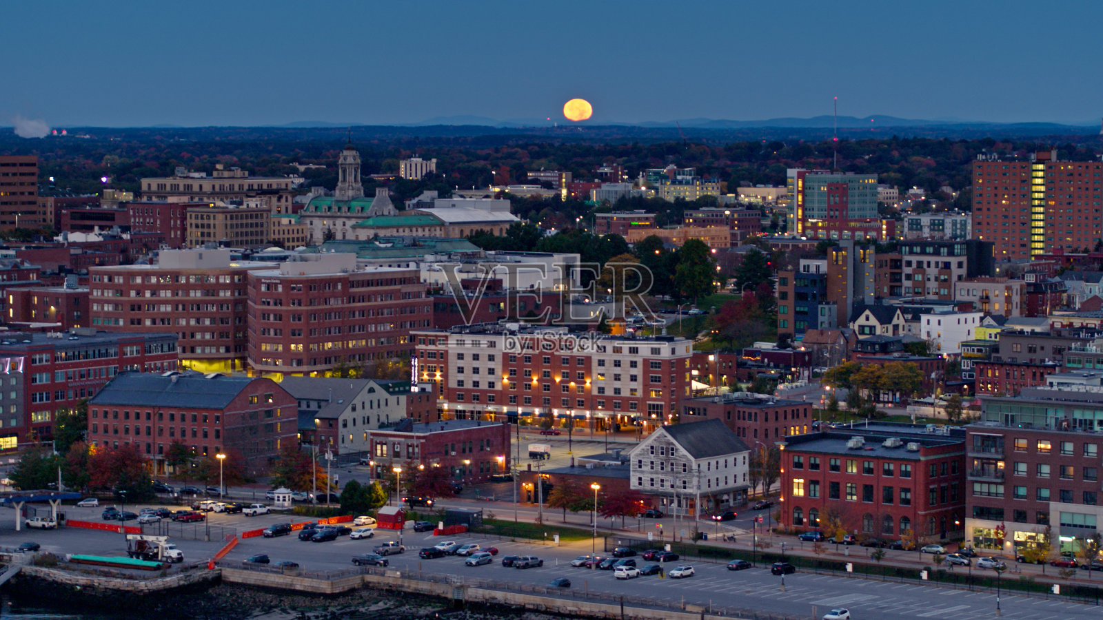 月亮落在波特兰后面，缅因州-空中照片摄影图片