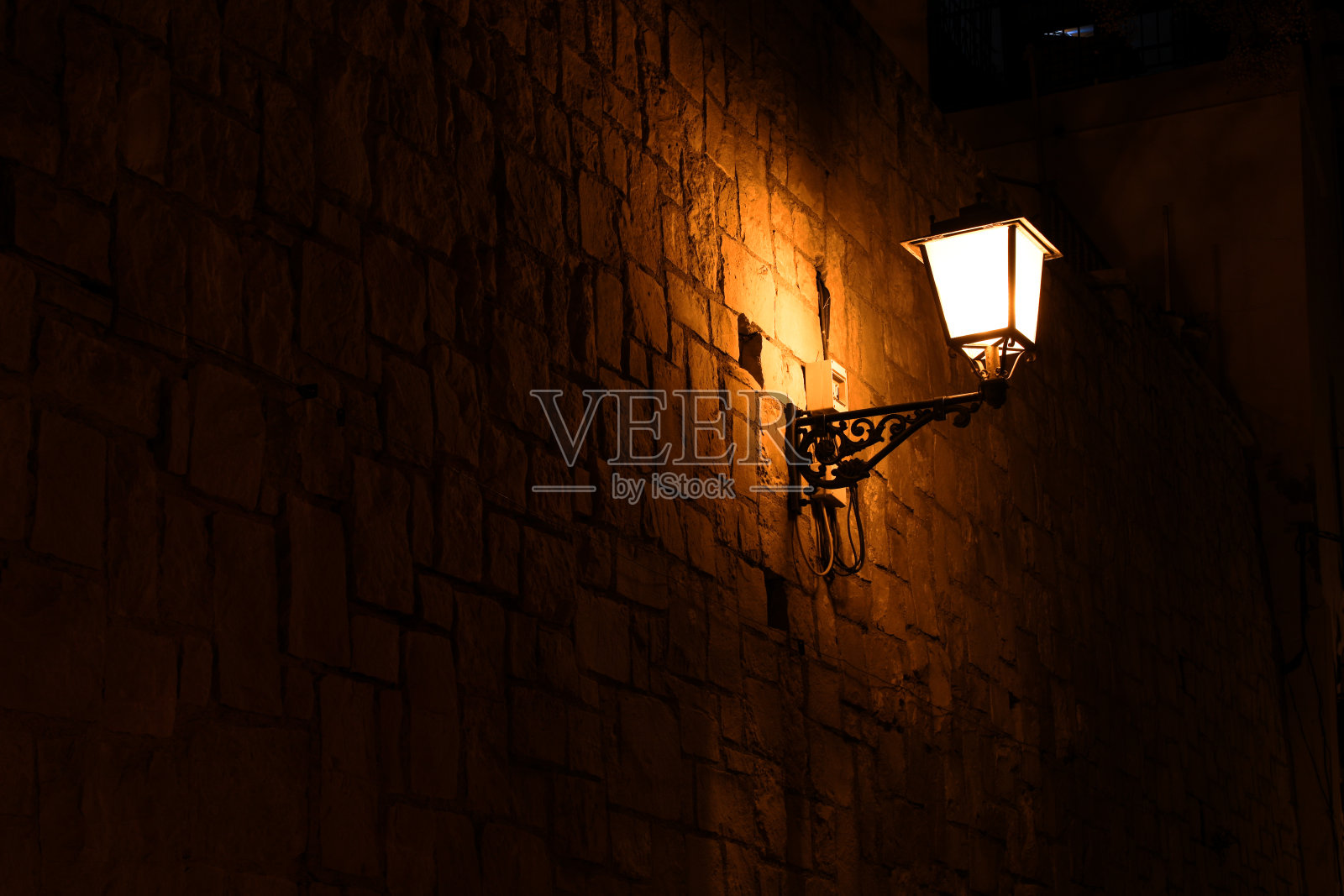 阿利坎特城夜晚的灯柱照片摄影图片