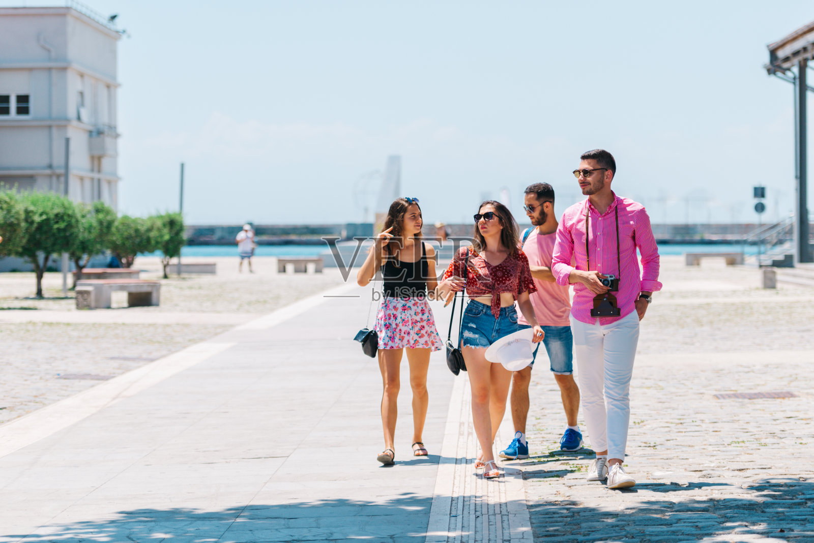 一对游客正在一起探索新城。微笑着对着复古相机拍照。照片摄影图片