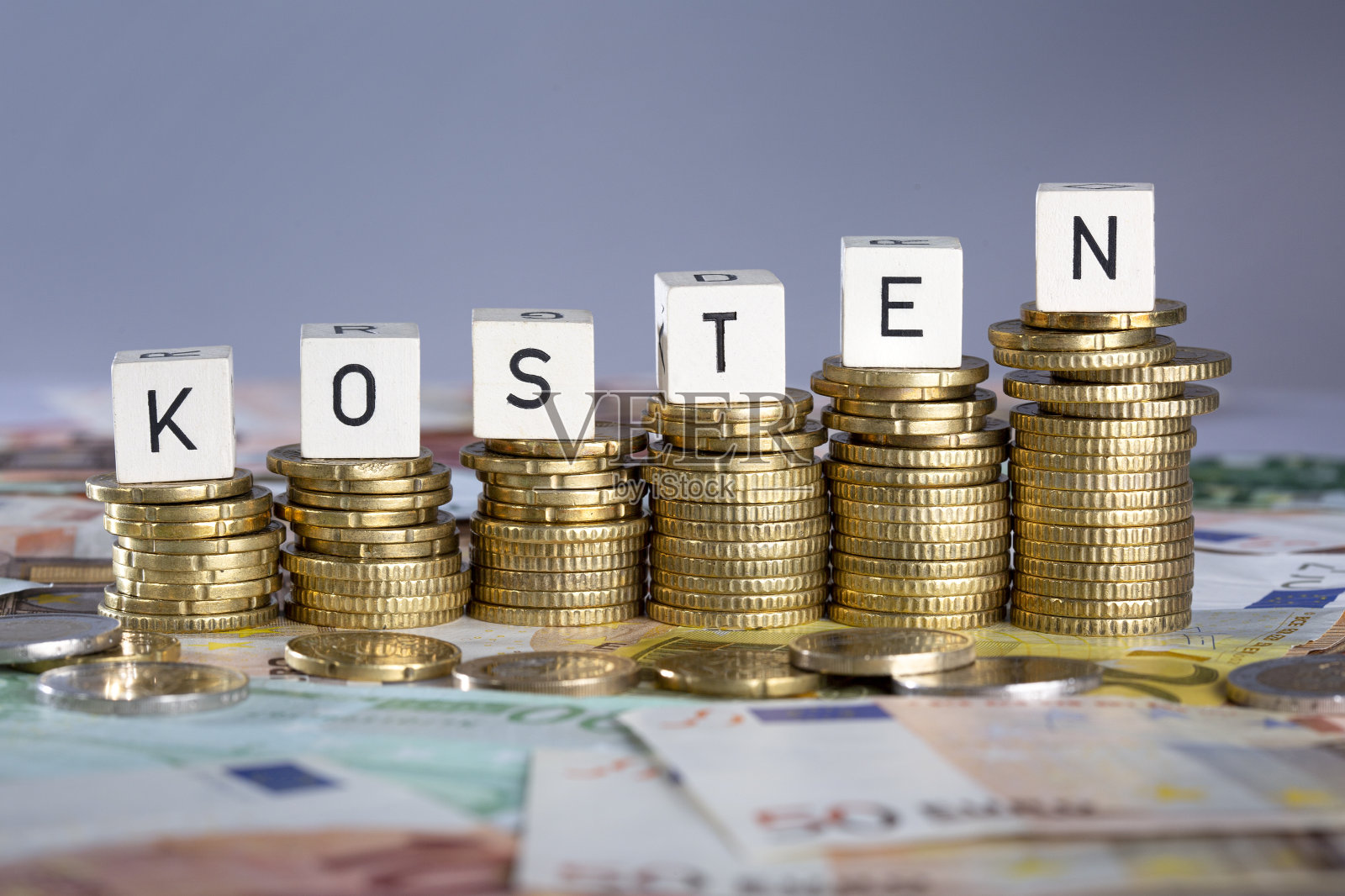 德国的成本上升概念。Steigende Kosten在德国报道。照片摄影图片