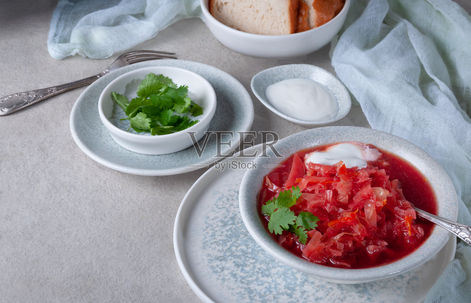 罗宋汤。甜菜，卷心菜，土豆和酸奶油的红汤。照片摄影图片