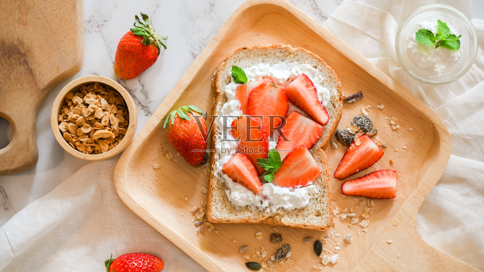 健康糖果，健康早餐理念，草莓吐司照片摄影图片