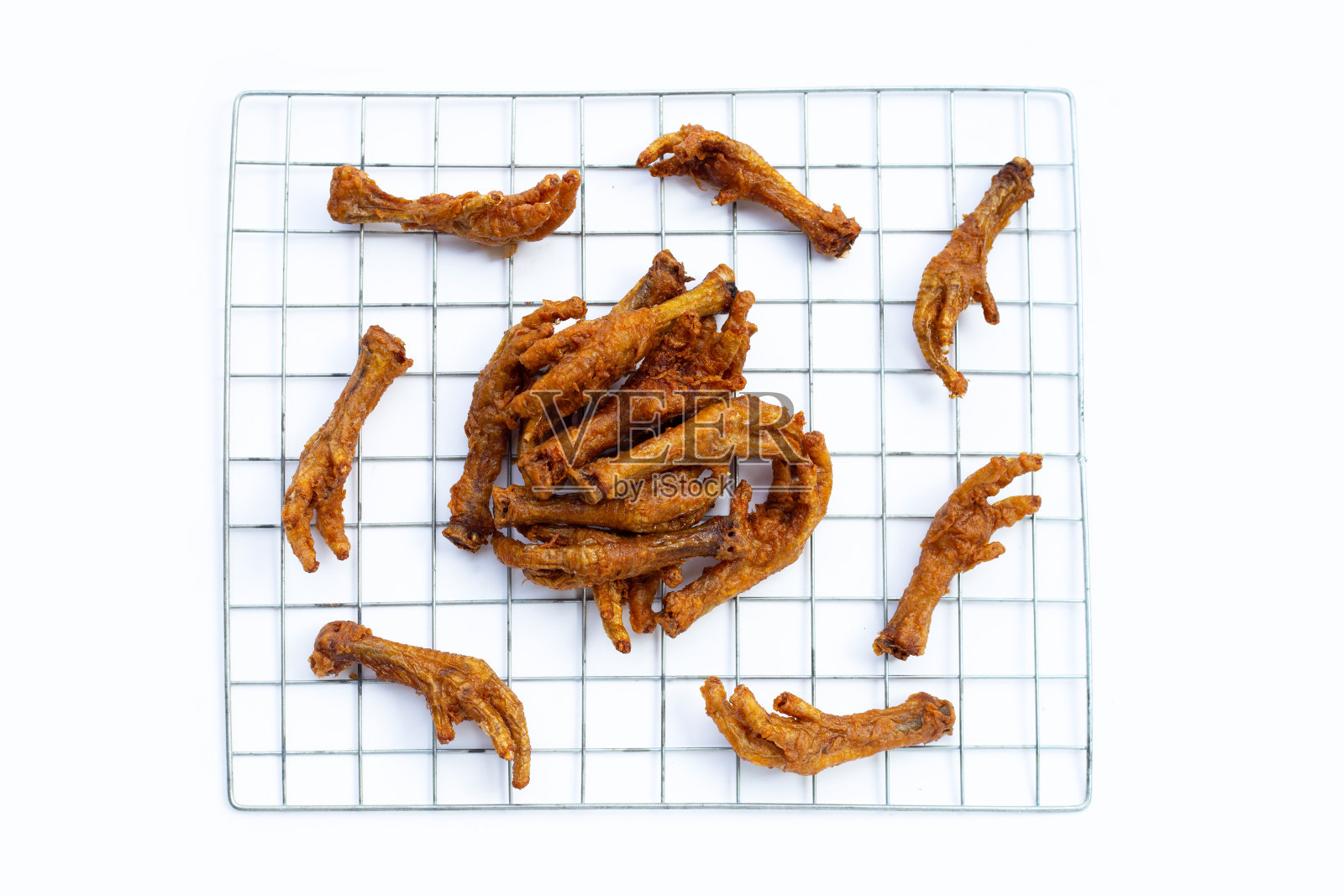 白底煎鸡爪。照片摄影图片