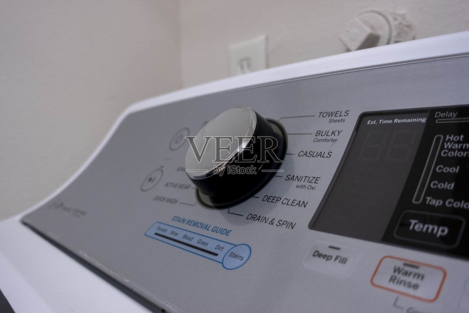 有角度、有选择性的聚焦于新款高端洗衣机旋钮控制面板上，具有多种洗涤设置照片摄影图片