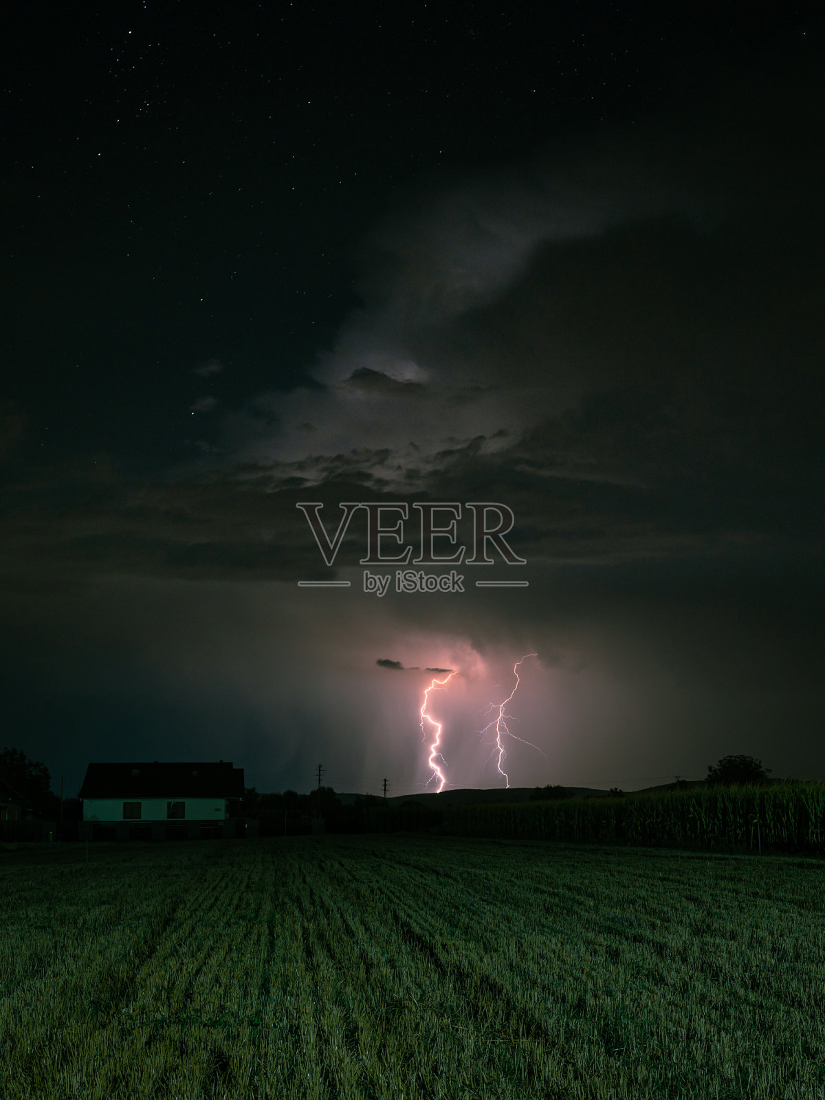 闪电风暴下的星空照片摄影图片