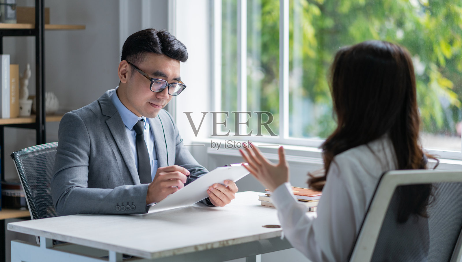 亚洲男董事正在面试招聘新员工照片摄影图片