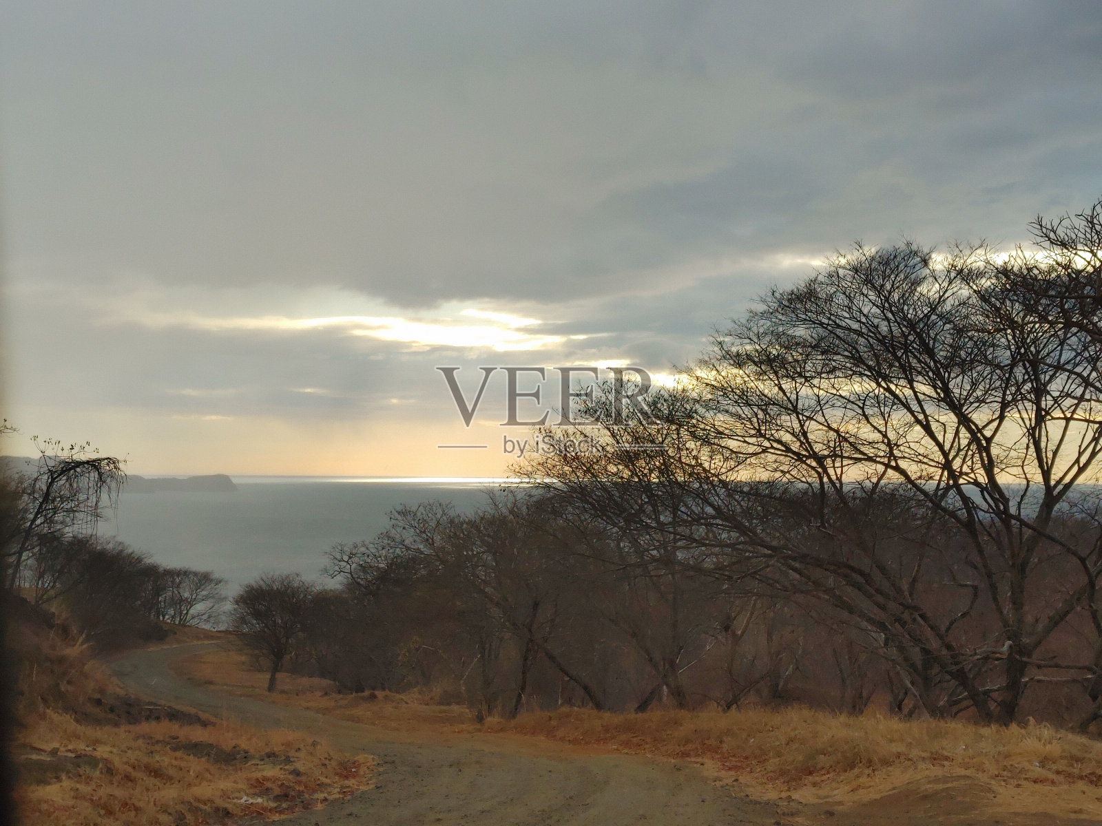 夕阳穿过云层照片摄影图片