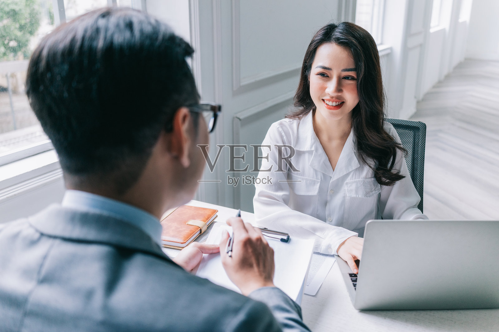 两个亚洲商人在办公室工作照片摄影图片