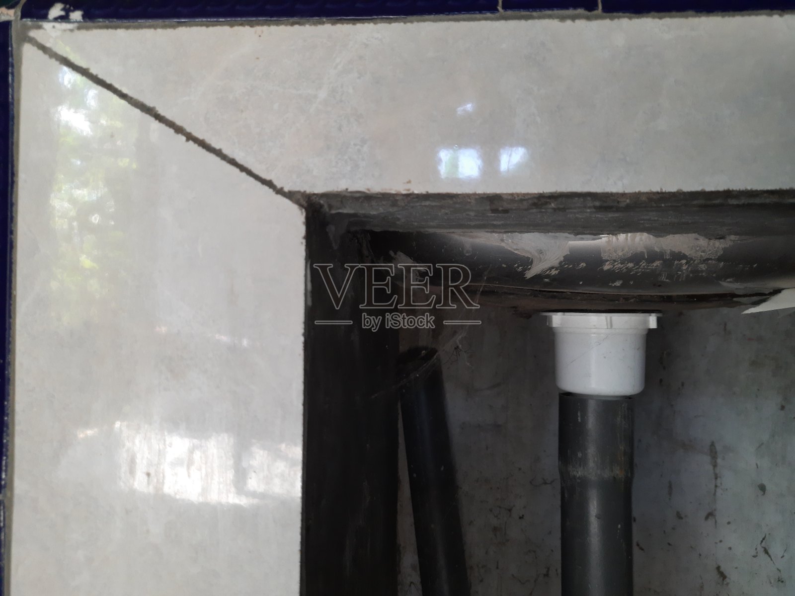 水槽下面有一条管道照片摄影图片