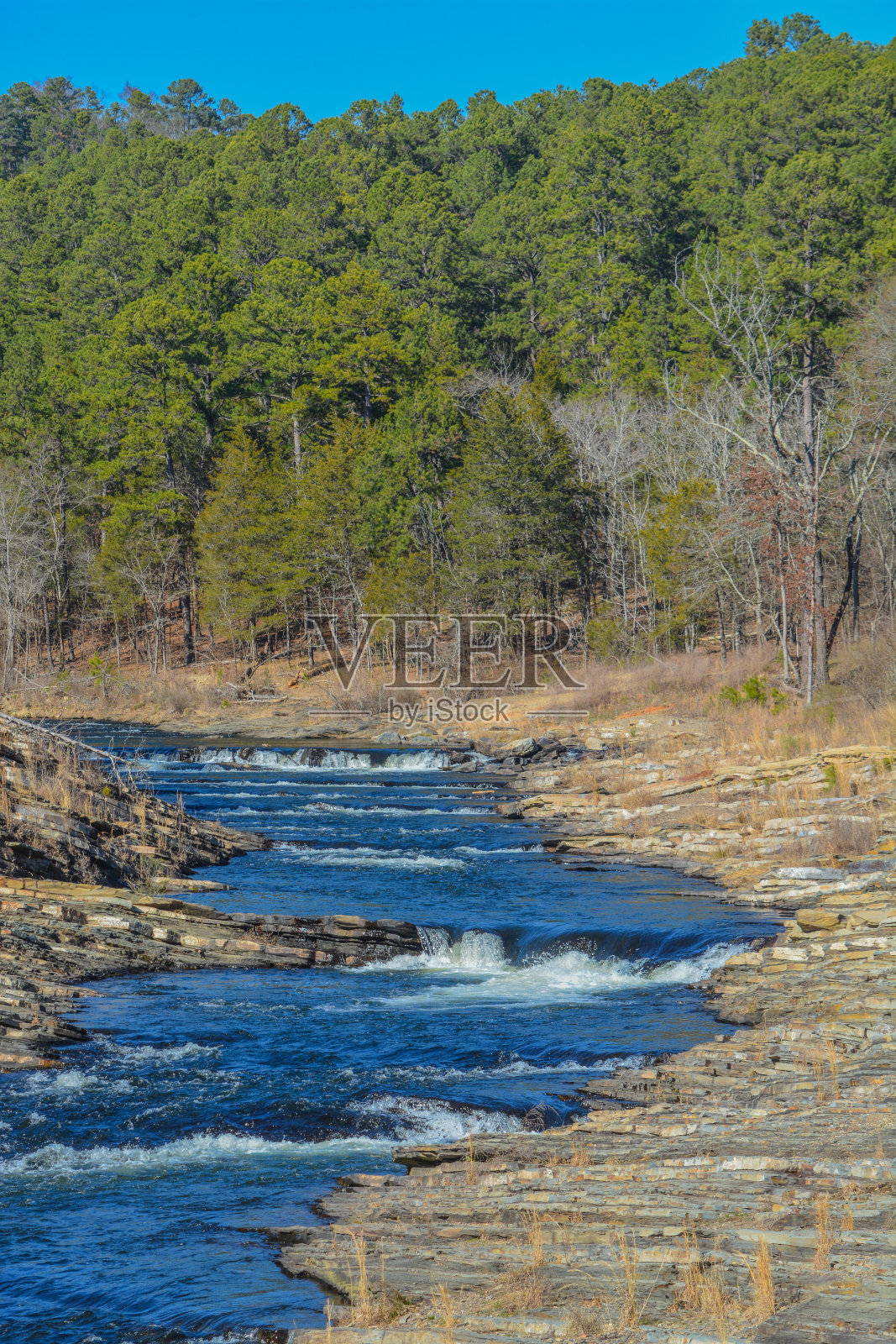 Mountain Fork河蜿蜒流过俄克拉荷马州的Broken Bow的Beavers Bend州立公园照片摄影图片