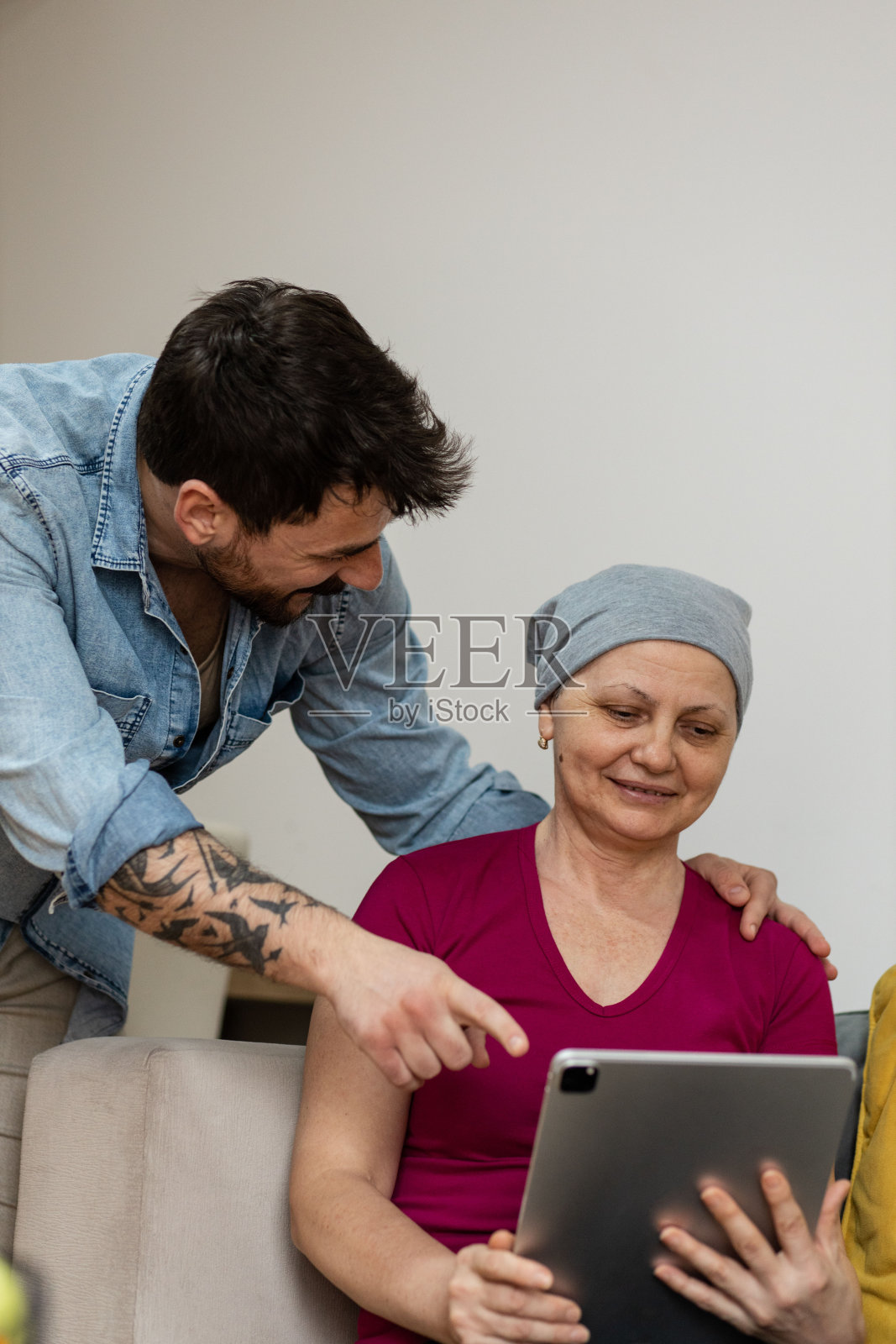 儿子在娱乐接受化疗的癌症母亲照片摄影图片