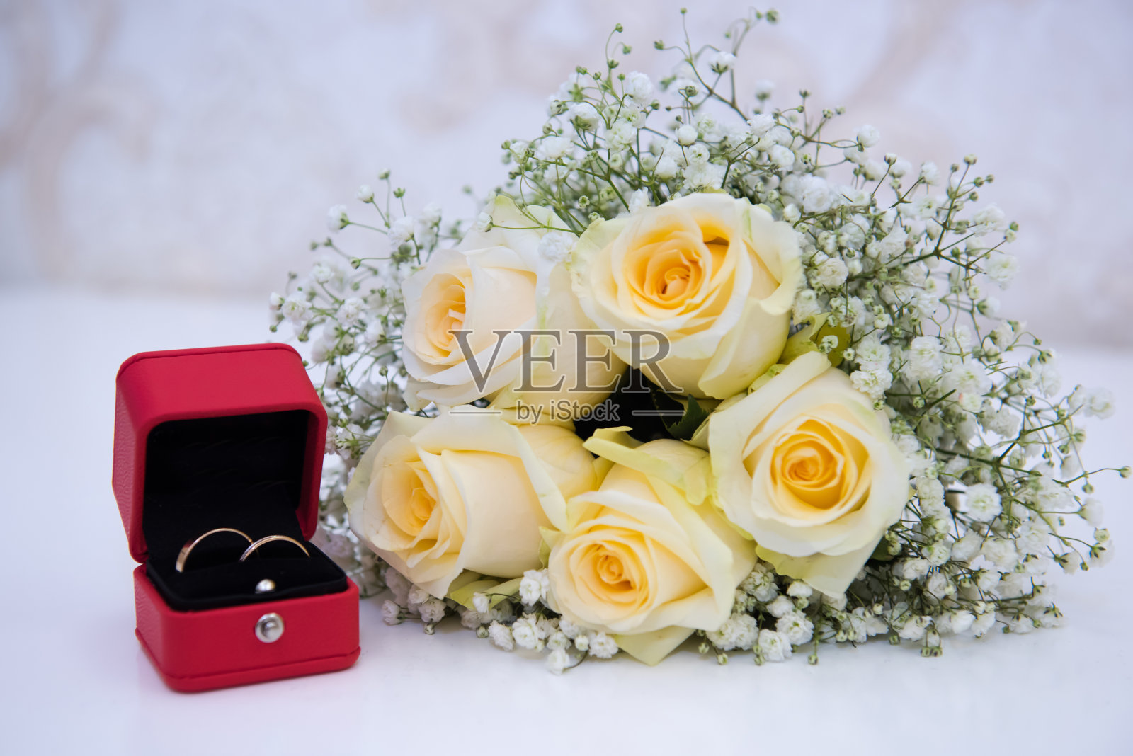 结婚戒指和新娘捧花。照片摄影图片