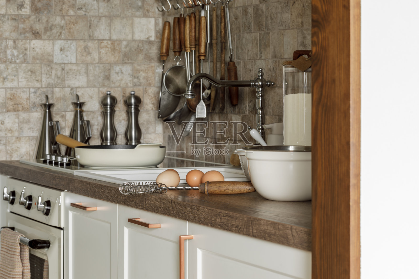 现代厨具在现代厨房室内。舒适的厨房概念照片摄影图片