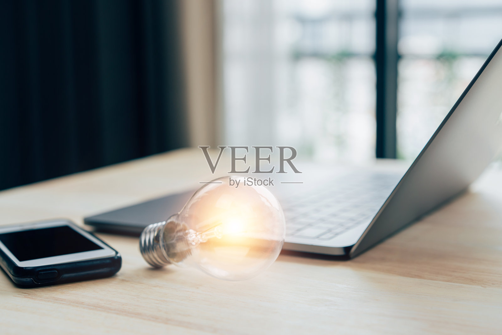 明亮的灯泡在桌子上。具有创新和灵感的理念。照片摄影图片