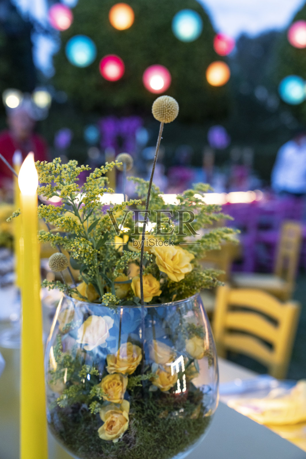 黄色的桌子装饰照片摄影图片