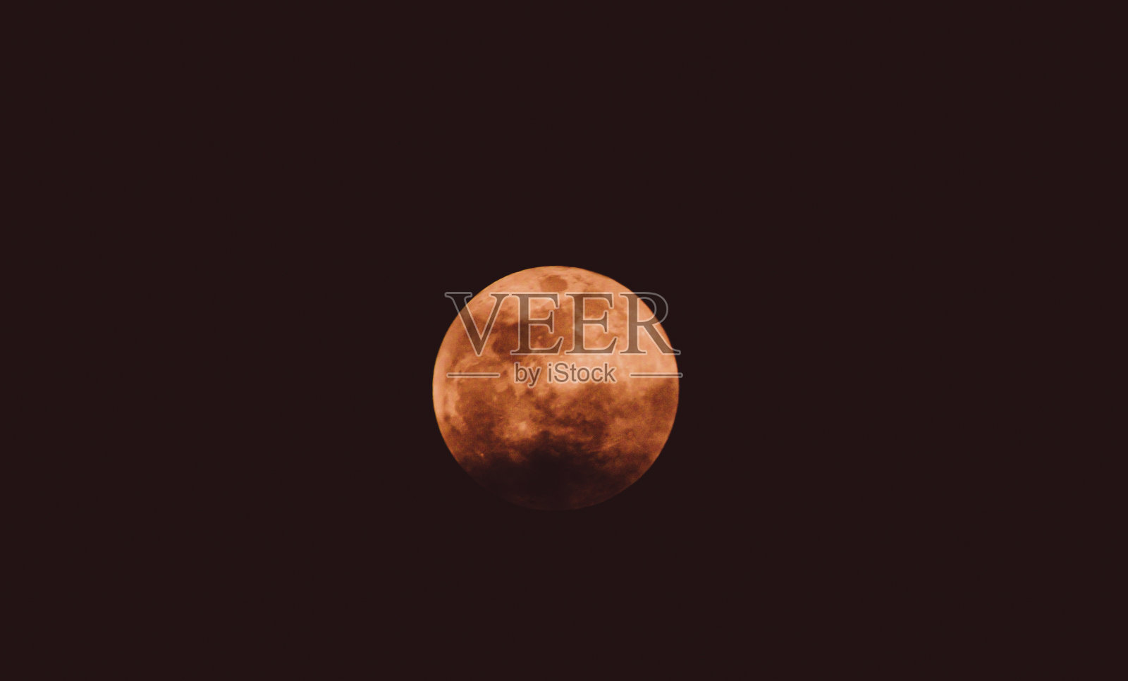 乌云遮住了夜空中的一轮圆月照片摄影图片