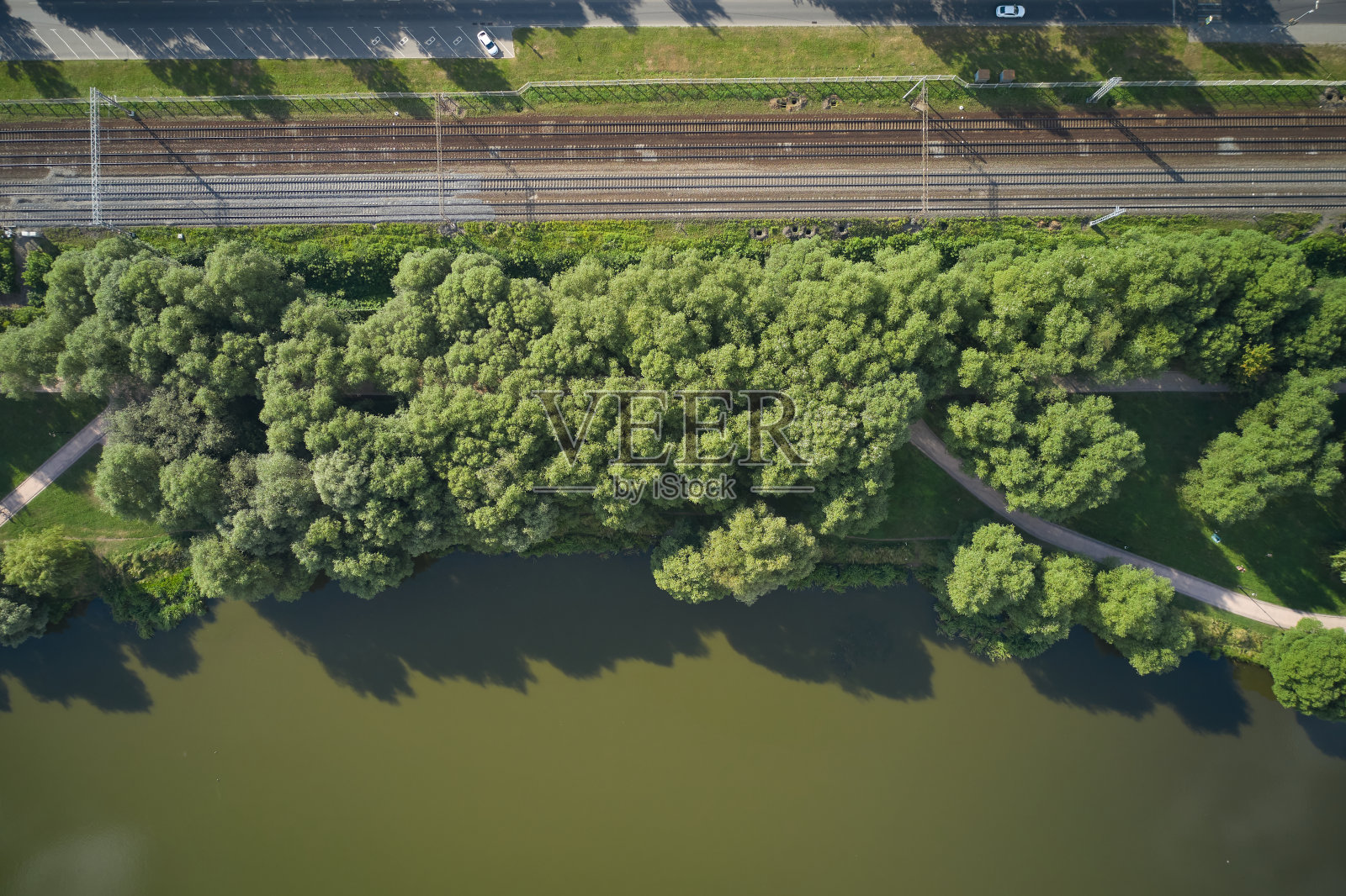铁路轨道的架空靠近水和树照片摄影图片