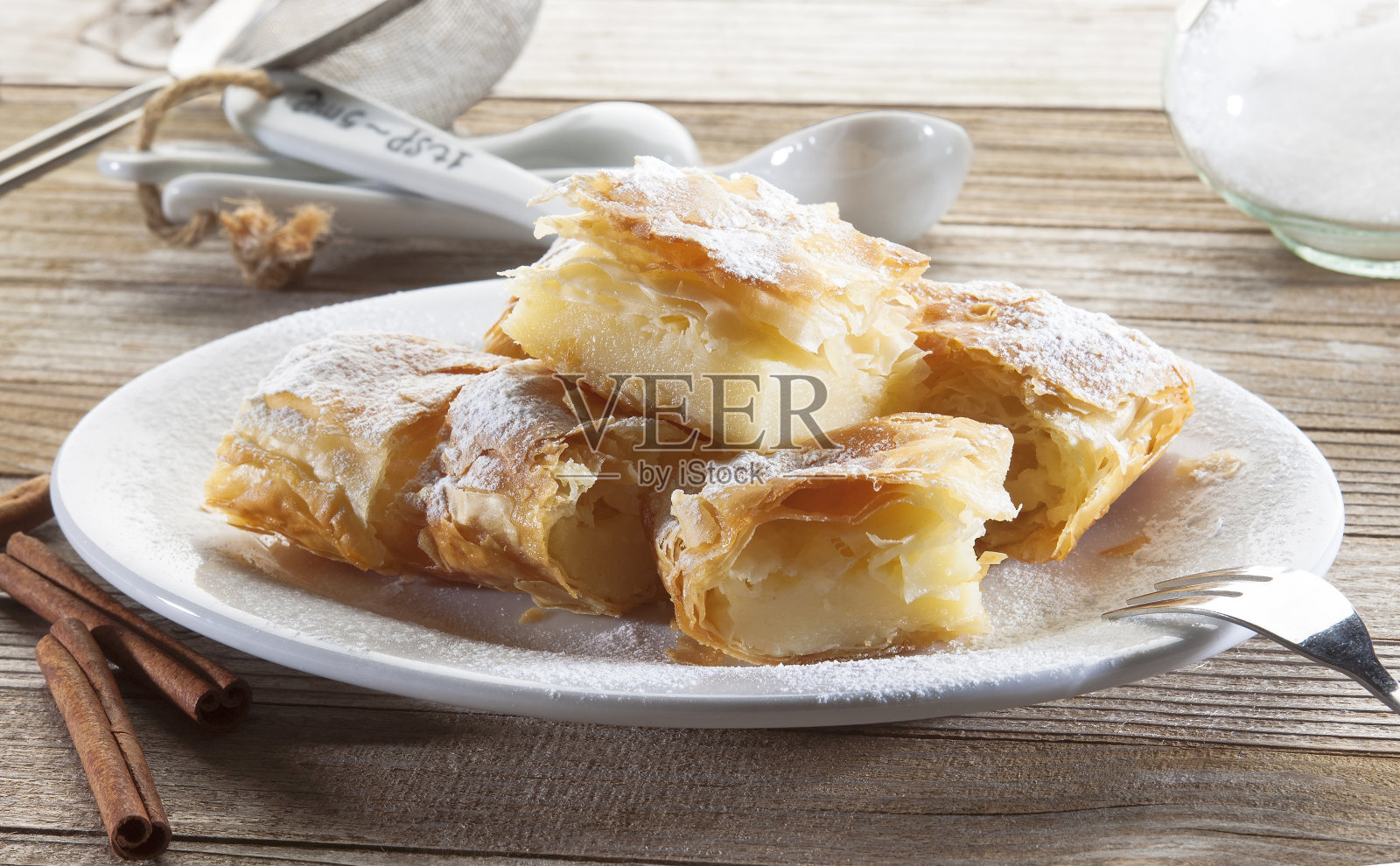 装在盘子里的奶油小麦粉派照片摄影图片