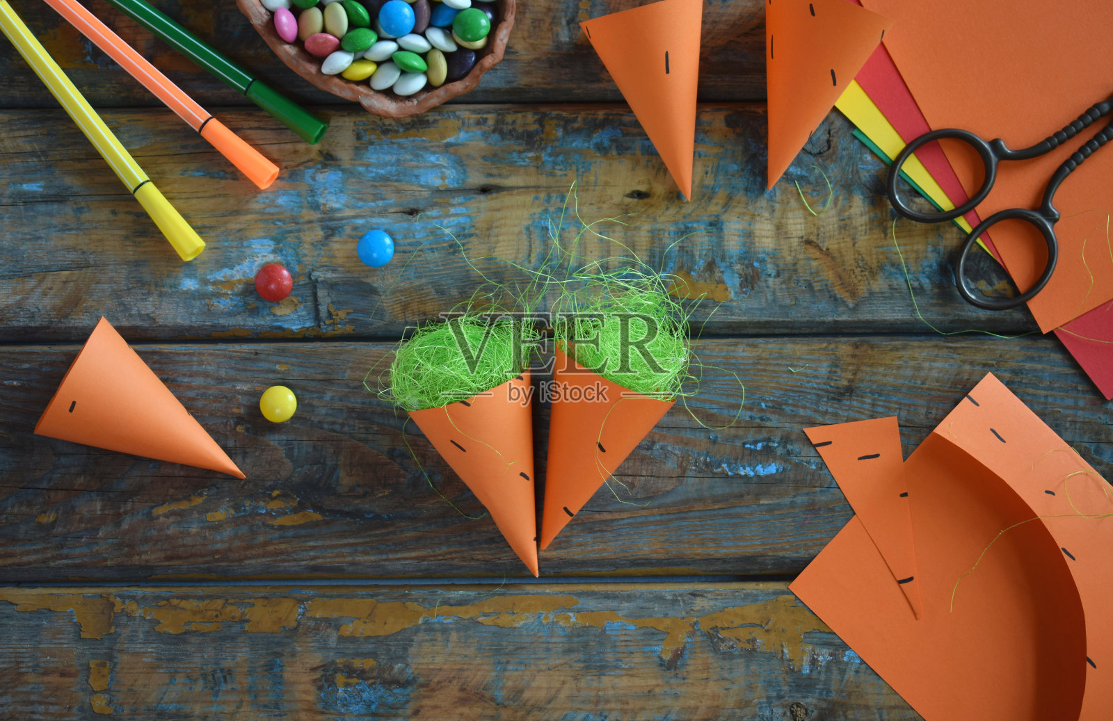 胡萝卜礼品袋装糖果。与小朋友一起动手DIY纸工艺品。复活节治疗盒。儿童艺术项目。循序渐进的指导。照片摄影图片