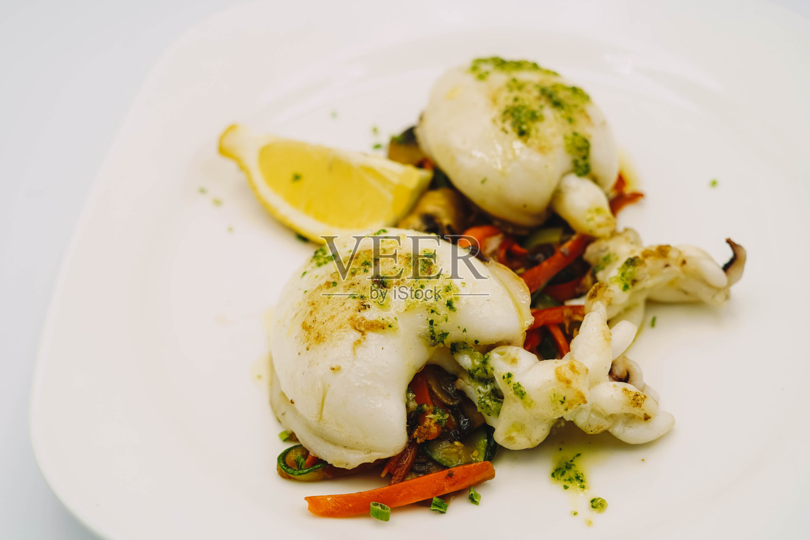 一盘炖菜墨鱼照片摄影图片