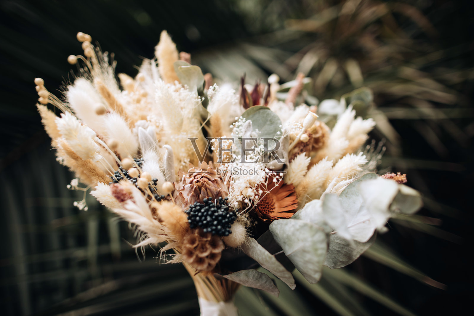 美丽的波西米亚风格的花束与干花和香草照片摄影图片