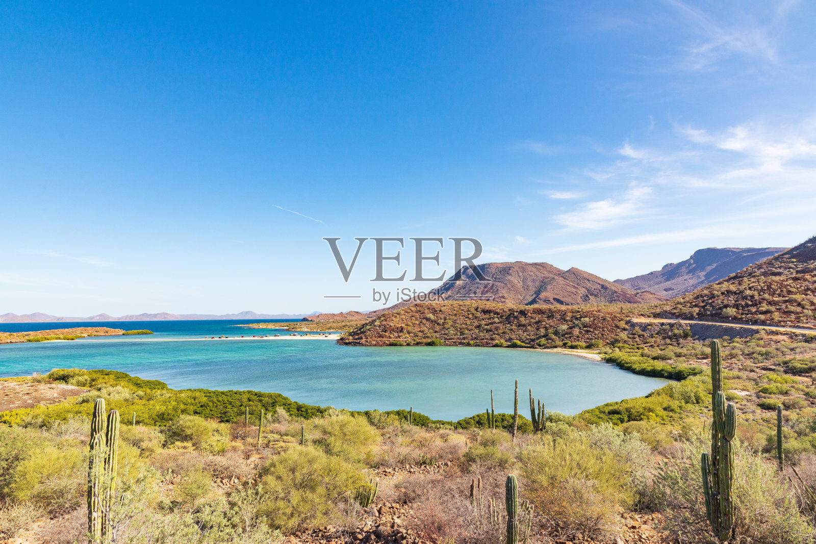 科尔特斯海的一个小沙漠海湾。照片摄影图片