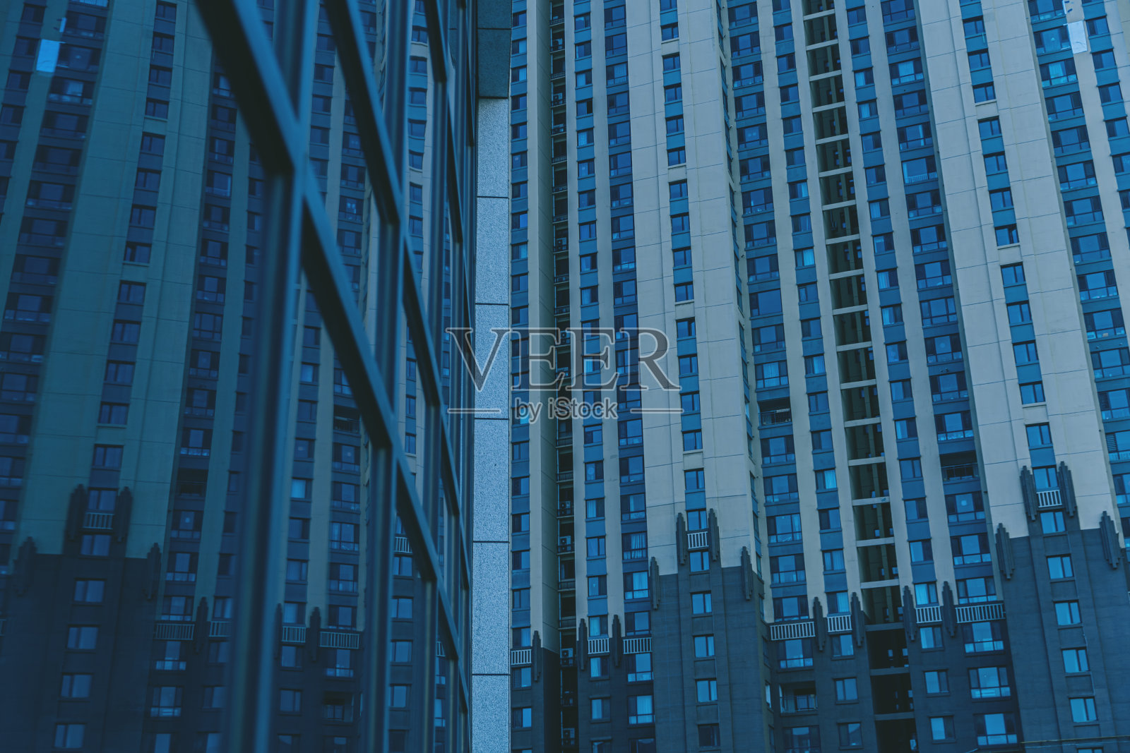 建筑物在玻璃墙上的反射照片摄影图片