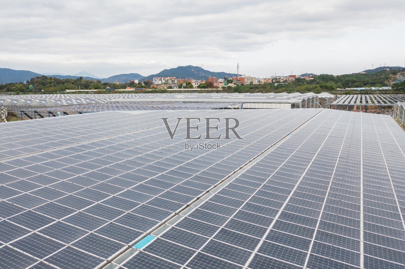 农业和电力，太阳能发电厂安装在一个温室的屋顶照片摄影图片