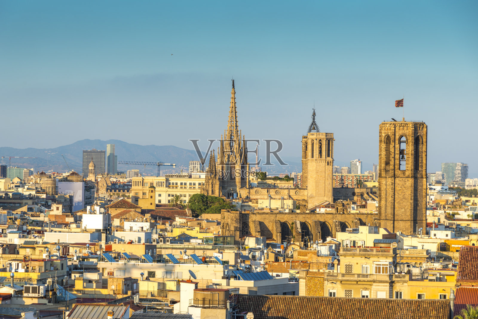 西班牙，加泰罗尼亚，日落时分的巴塞罗那照片摄影图片