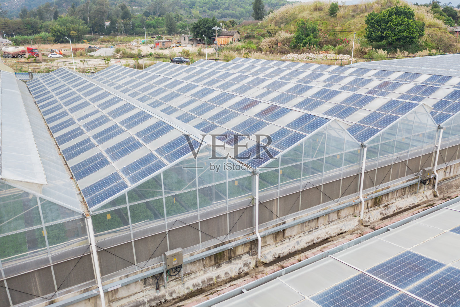 蔬菜温室屋顶上的太阳能电池板照片摄影图片