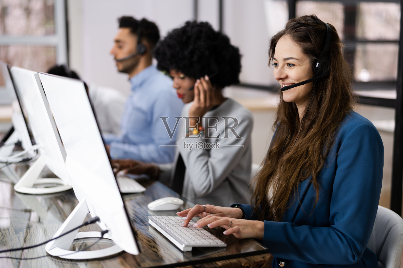 佩戴耳机的积极客户服务代理照片摄影图片