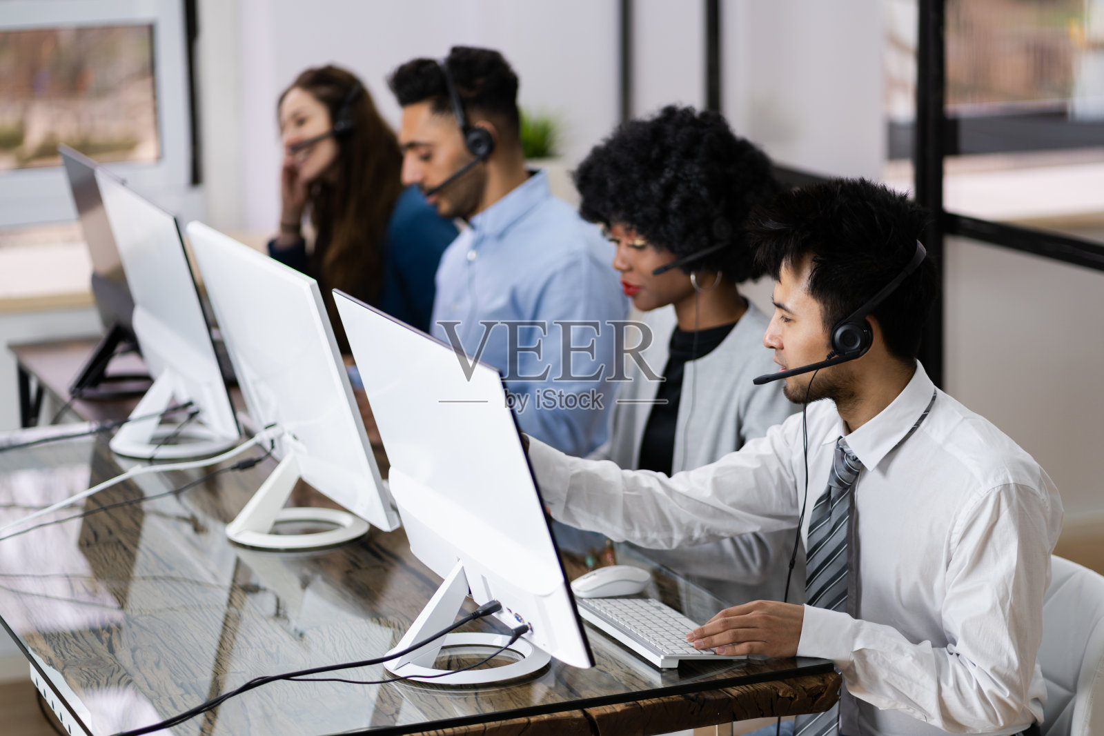 佩戴耳机的积极客户服务代理照片摄影图片