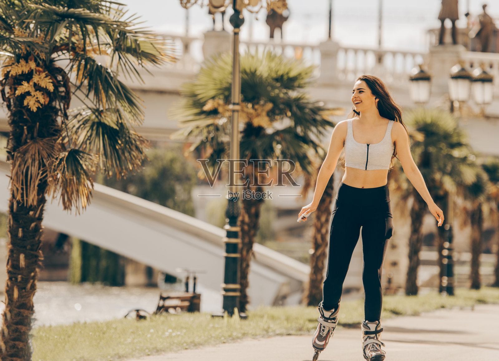 穿着旱冰鞋的女孩在户外照片摄影图片