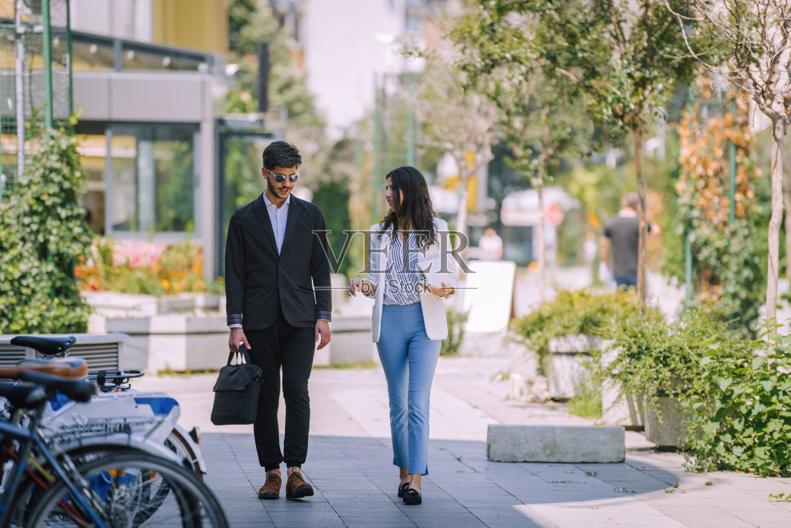 在城市中散步的商业同事在工作间隙聊天照片摄影图片